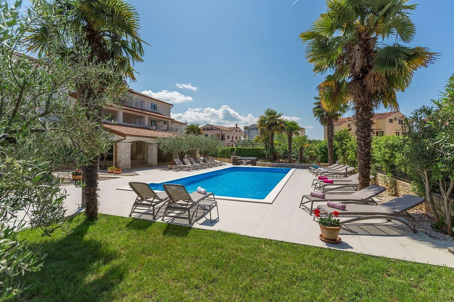 Bezauberndes Apartment Mit Grossem Pool, Privatem Balkon, Bbq, Nur 800 Meter Zum Strand Porec