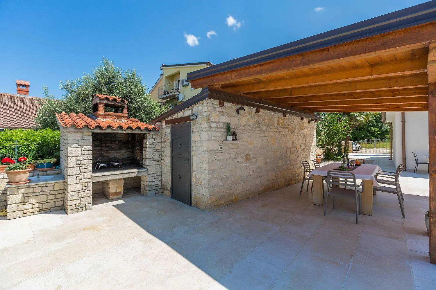 Bezauberndes Apartment Mit Grossem Pool, Privatem Balkon, Bbq, Nur 800 Meter Zum Strand Porec Croatia