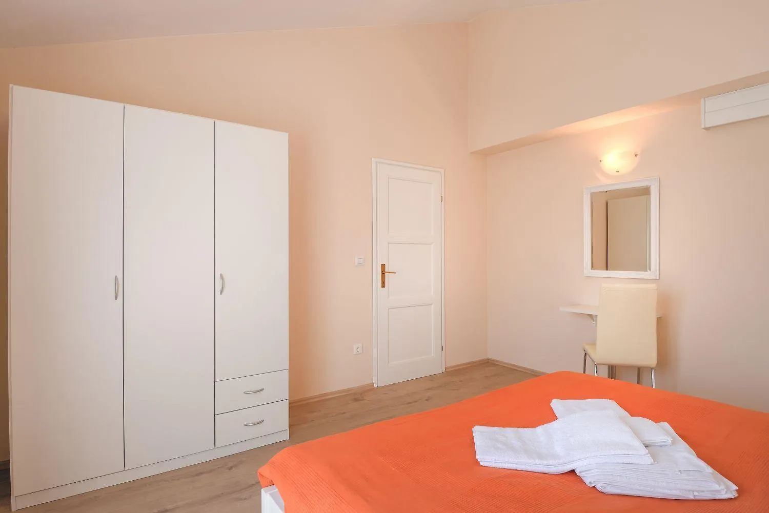 Bezauberndes Apartment Mit Grossem Pool, Privatem Balkon, Bbq, Nur 800 Meter Zum Strand Poreč