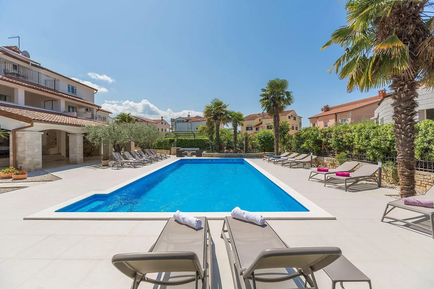 Bezauberndes Apartment Mit Grossem Pool, Privatem Balkon, Bbq, Nur 800 Meter Zum Strand Poreč