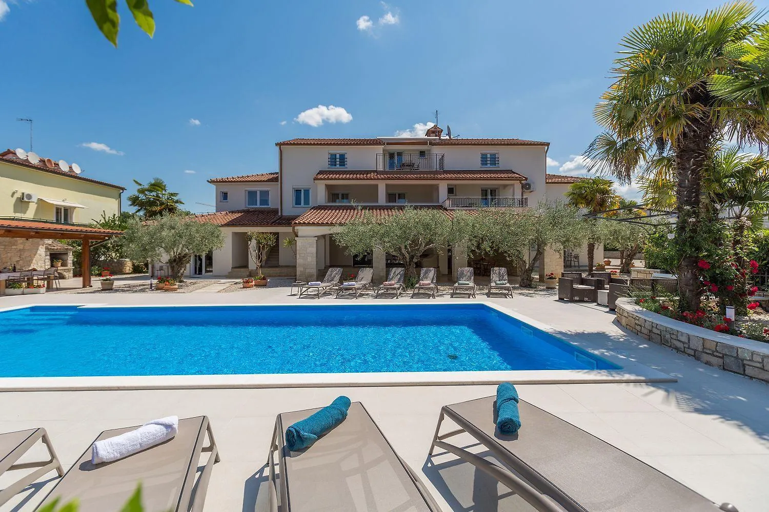 Bezauberndes Apartment Mit Grossem Pool, Privatem Balkon, Bbq, Nur 800 Meter Zum Strand Porec