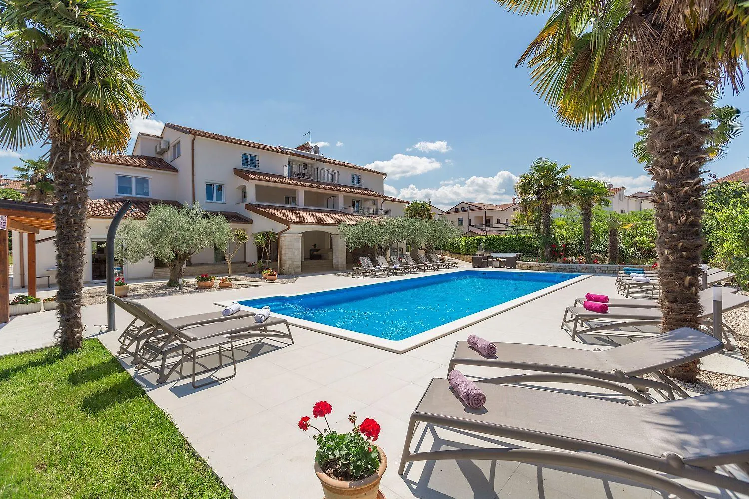Bezauberndes Apartment Mit Grossem Pool, Privatem Balkon, Bbq, Nur 800 Meter Zum Strand Porec