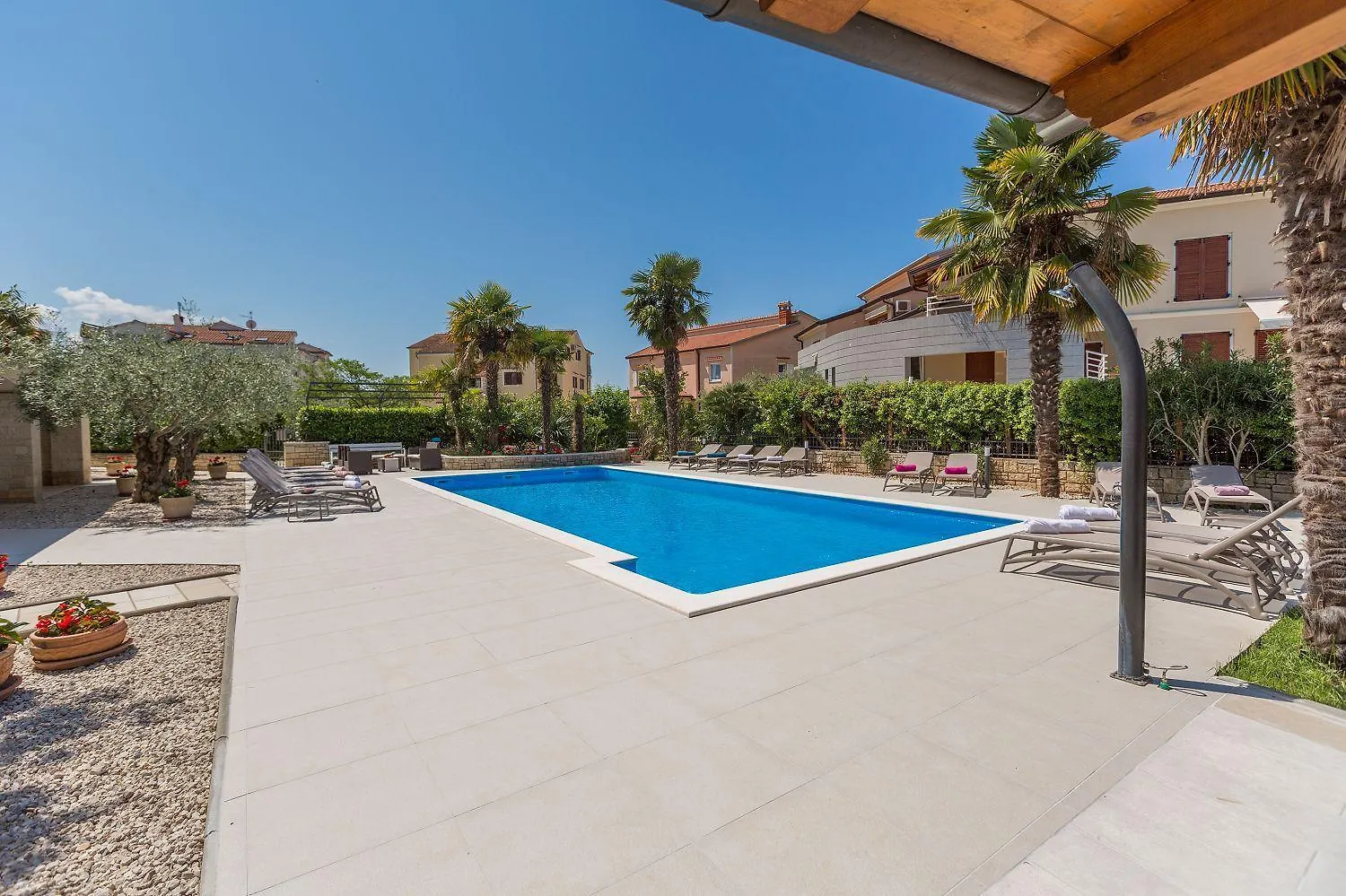 Bezauberndes Apartment Mit Grossem Pool, Privatem Balkon, Bbq, Nur 800 Meter Zum Strand Porec