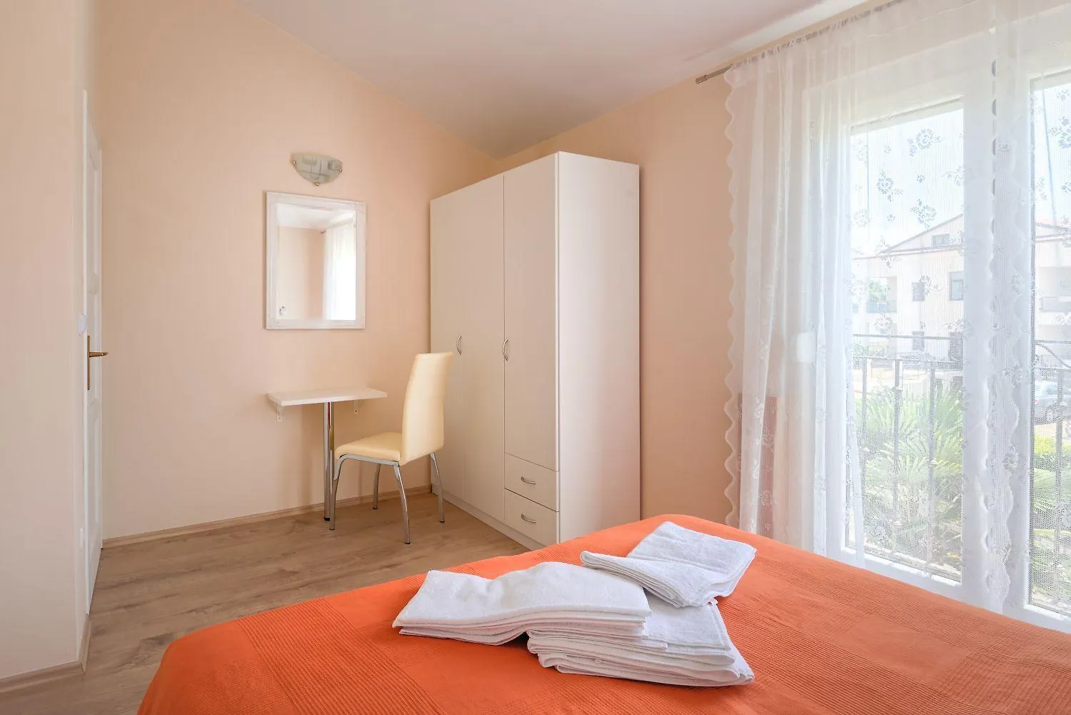 Bezauberndes Apartment Mit Grossem Pool, Privatem Balkon, Bbq, Nur 800 Meter Zum Strand Porec