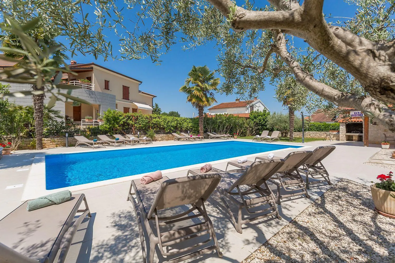 Bezauberndes Apartment Mit Grossem Pool, Privatem Balkon, Bbq, Nur 800 Meter Zum Strand Porec