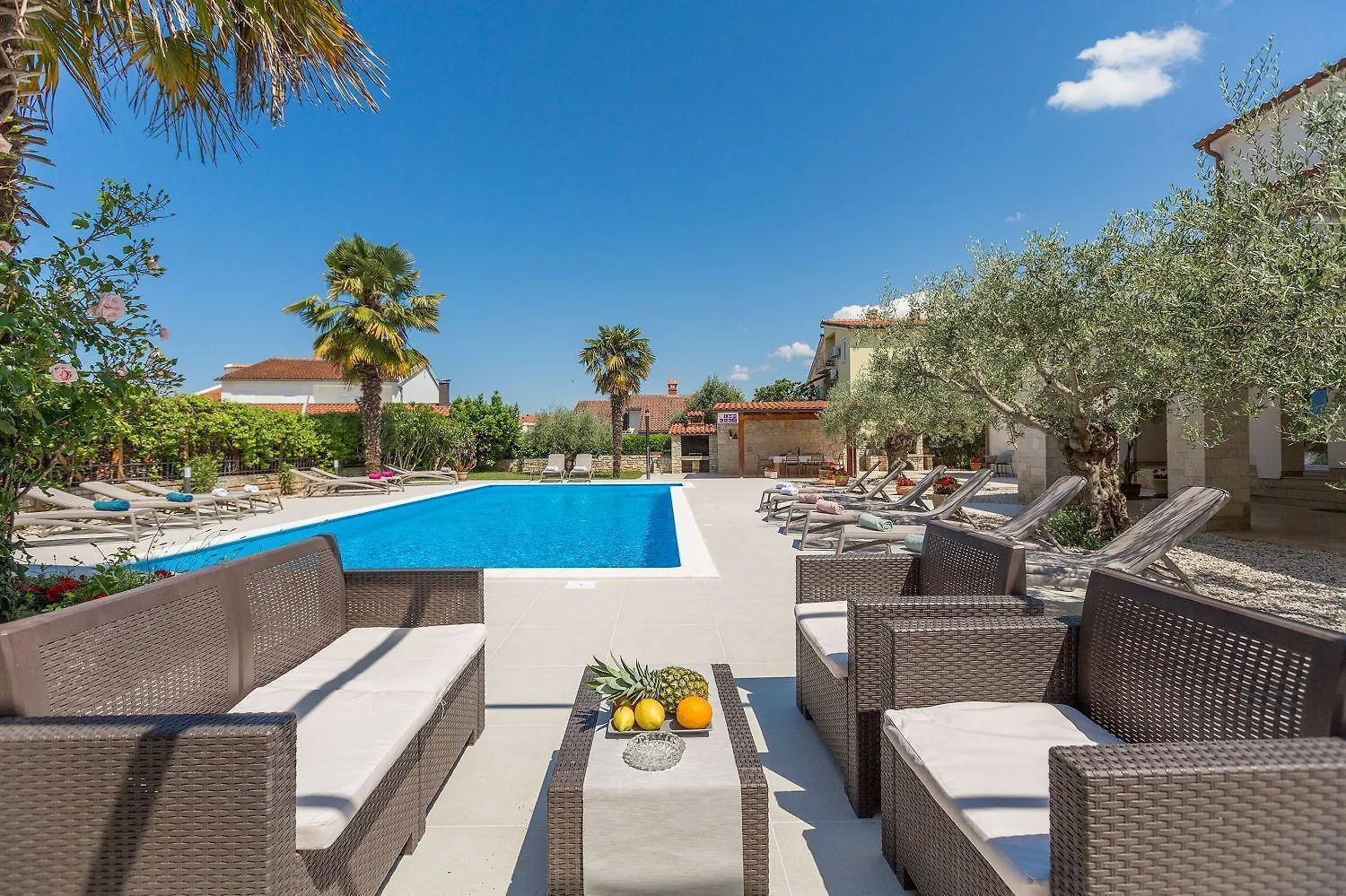 Bezauberndes Apartment Mit Grossem Pool, Privatem Balkon, Bbq, Nur 800 Meter Zum Strand Porec